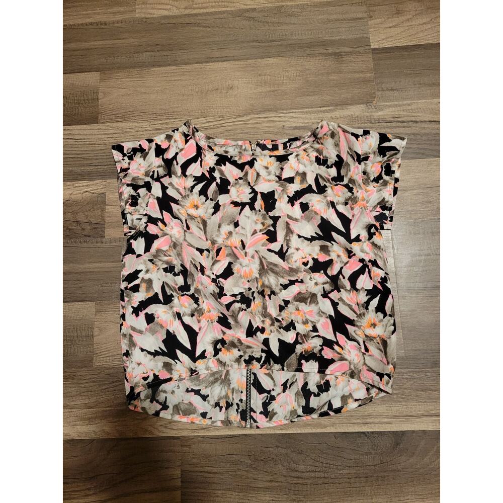 5/$20 B Jewel floral short sleeve zipper back crop top Size M
